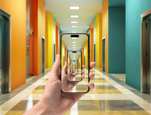 Main tenant un smartphone dans un couloir dopamine décor, l'écran répète le même couloir à l'infini — métaphore de la bulle algorithmique et du conditionnement numérique